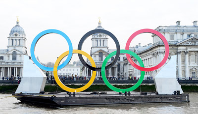 Biểu tượng 5 vòng tròn Olympic khổng lồ đặt trên dòng sông Thames với chiều dài 25m, cao 11m.